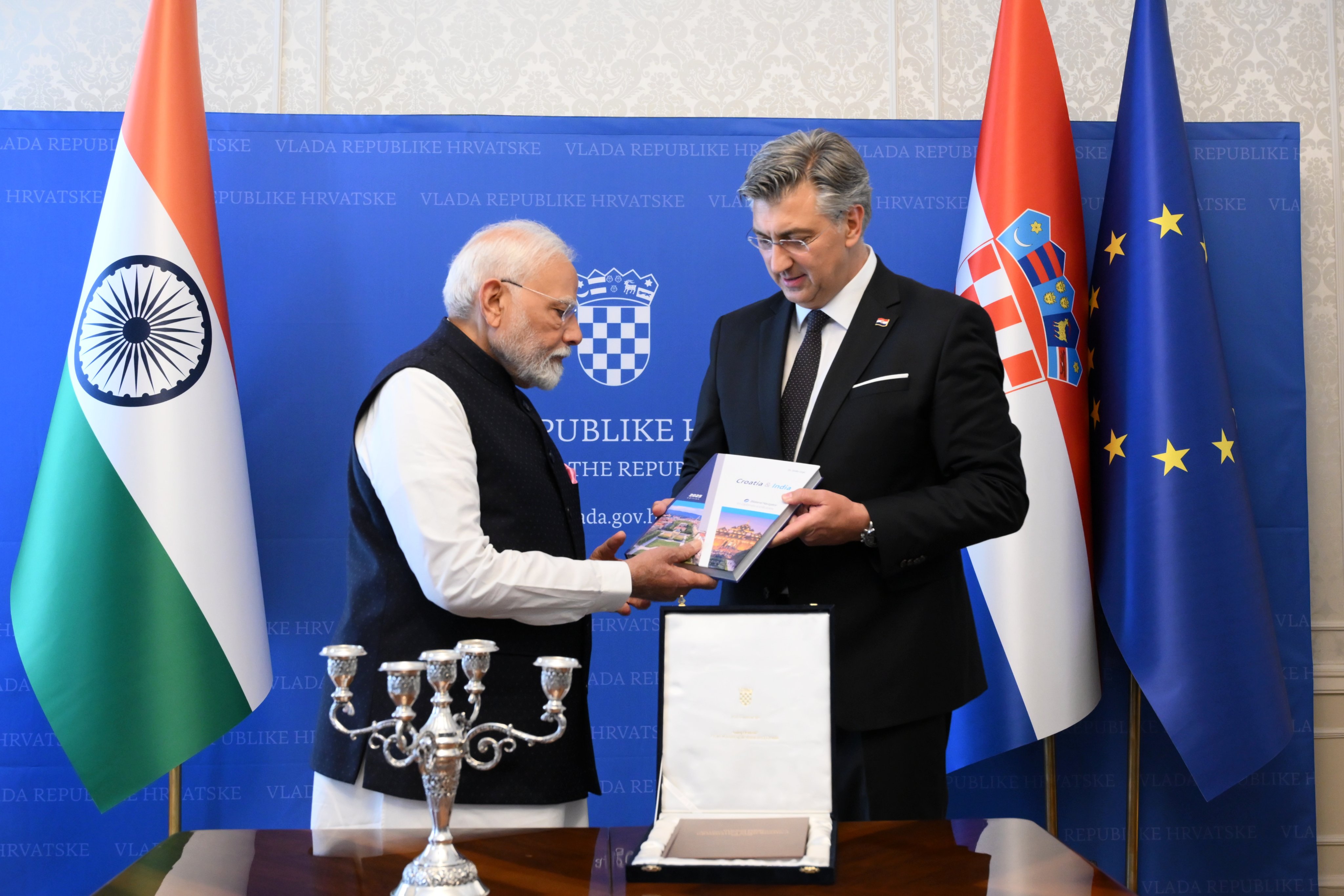 Prime Ministers Plenković and Modi with Bilateral Navigator book